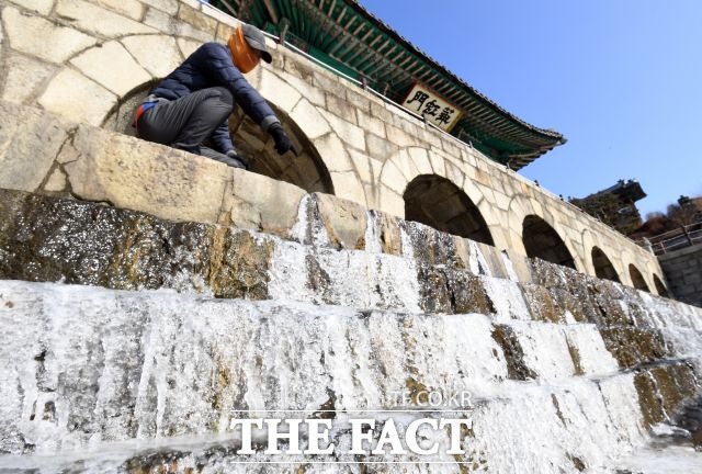 북극 한파가 이어지는 가운데 수도권을 비롯한 전국에 피해도 잇따르고 있다. /임영무 기자