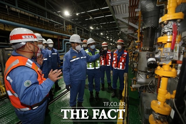 포스코 최정우 회장이 새해 첫 행보로 제철소 현장을 찾아 설비를 둘러보며 안전을 강조했다./포항제철소 제공