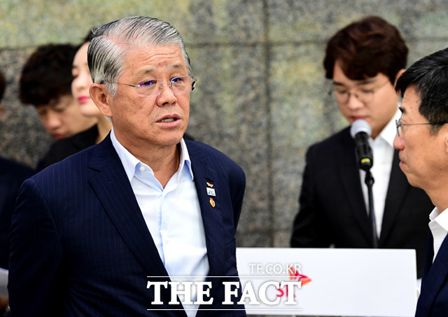 비자금 조성 의혹을 받는 최신원 SK네트웍스 회장이 15시간에 이르는 강도높은 검찰 조사를 받고 귀가했다./임세준 기자