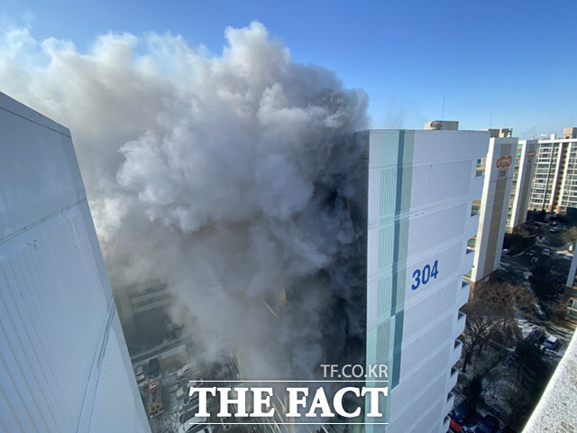 8일 오후 서울 강서구의 한 아파트에서 불이 나 소방당국이 화재를 진압하고 있는 가운데 연기가 피어오르고 있다. /독자 권현구 씨 제공