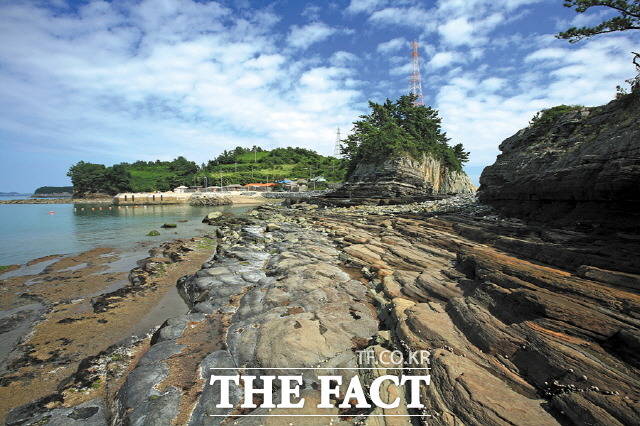각종 기암괴석과 공룡 발자국으로 유명한 사도 해변의 한 장명. /여수시 제공