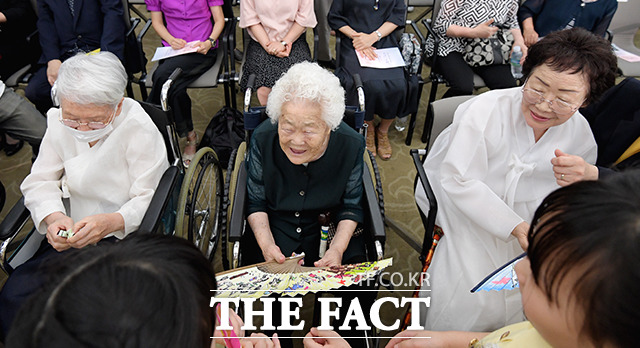 소녀처럼 해맑은 할머니들 2019 일본군 위안부 피해자 기림의 날 기념식에서 아이들의 선물을 받으며 기뻐하는 김경애, 이옥선, 이용수(왼쪽부터) 할머니. /이선화 기자