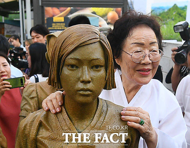 소녀상과 함께~ 이용수 할머니가 2019 일본군 위안부 기림비 제막식에 참석해 제막된 동상을 어루만지고 있다. /이동률 기자