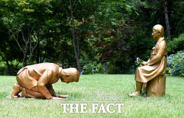 서울중앙지법 민사합의34부(부장판사 김정곤)는 8일 오전 고 배춘희 할머니 등 위안부 피해자 12명이 일본 정부를 상대로 낸 손해배상 청구 소송 판결 선고기일에서 원고 승소판결했다. 사진은 강원 평창 한국자생식물원에 설치된 영원한 속죄 동상. /임세준 기자