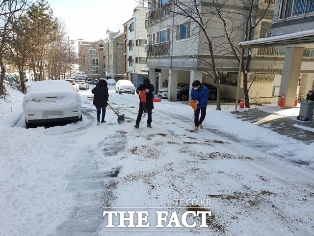 제설작업 중인 전주시청 직원들. /전주시 제공