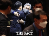 [TF사진관] '국민의힘 복당' 김태호와 포옹하는 정진석