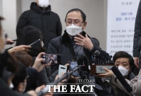 [TF포토] 승소 판결 브리핑 하는 김강원 변호사