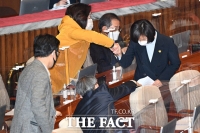 [TF포토] 고개숙인 강은미, 격려하는 심상정