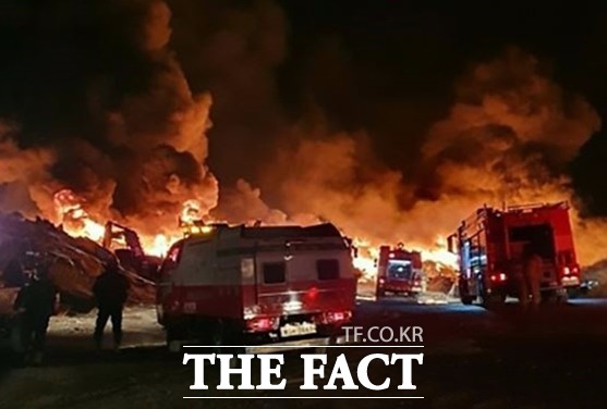 9일 오후 8시 7분께 포항시 남구 호동쓰레기 매립장에서 원인을 알 수 없는 화재가 발생해 산불로까지 번졌다./독자 제공