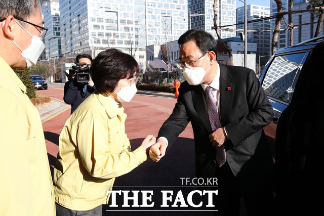 국민의힘 주호영 원내대표가 지난 6일 오전 코로나19 집단 감염이 발생한 서울 동부구치소를 방문해 이영희 법무부 교정본부 본부장과 인사하고 있다. /국회사진취재단