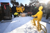 [TF사진관] 김용균 씨 묘역에 헌화하는 김종철 정의당 대표