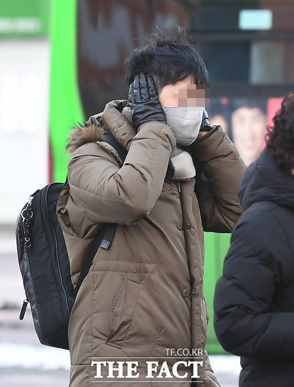 서울 광화문 일대에서 출근길 시민이 양 귀를 손으로 감싼 채 걸음을 재촉하고 있다. /이동률 기자