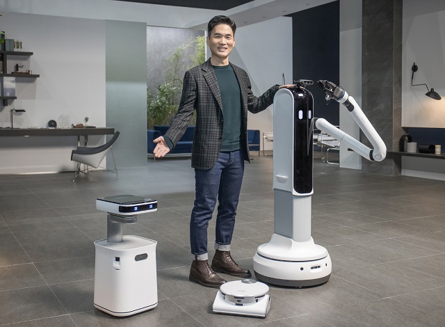 승현준 사장은 로봇은 AI 기반의 개인화된 서비스의 정점으로, 하드웨어와 소프트웨어의 최적화된 결합을 통해 개인 삶의 동반자 역할을 할 수 있도록 하는 것이 중요하다며삼성봇 케어, 제트봇 AI, 삼성봇 핸디를 소개했다. /삼성전자 제공