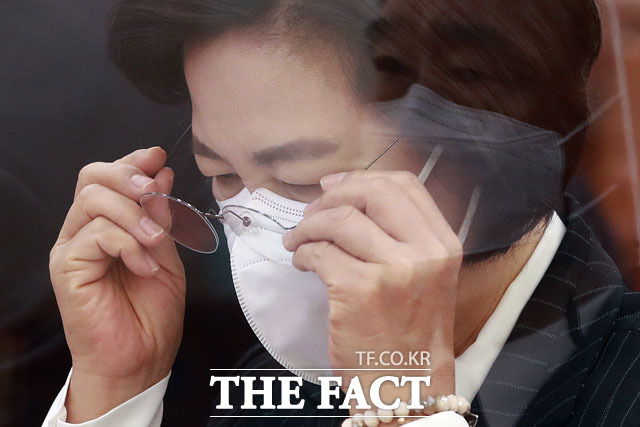 추미애 법무부 장관이 8일 오전 서울 여의도 국회에서 열린 법제사법위원회 전체회의에서 안경을 쓰고 있다./남윤호 기자