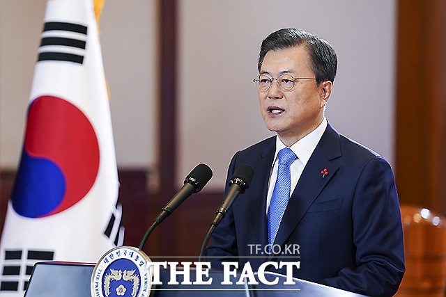 문재인 대통령이 11일 오전 청와대 본관에서 2021년 국정운영 구상과 방향을 국민들께 제시하는 신년사를 하고 있다. /청와대 제공