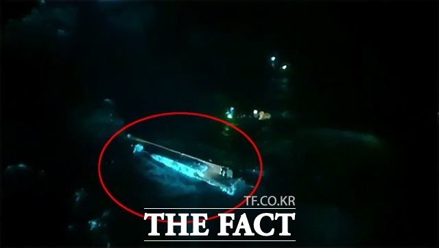 제주시 삼양동의 한 포구에서 발견된 시신은 지난달 29일 제주 인근에서 전복된 뒤 침몰한 어선에서 실종된 외국인 선원으로 확인됐다. / 사진 = 제주해양경찰서 제공