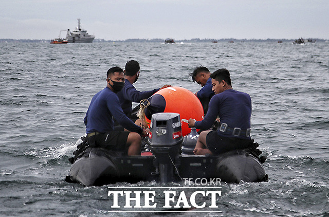 해군 잠수부들이 10일 인도네시아 자바섬 앞바다에서 전날 추락한 보잉 737-500 스리위자야 항공 여객기의 실종자 수색작업을 하고 있다.