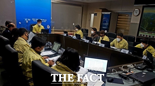 하동군과 관내 유관기관 관계자들이 코로나19 합동 현장대응반 특별대책회의를 하고 있다. /하동군 제공