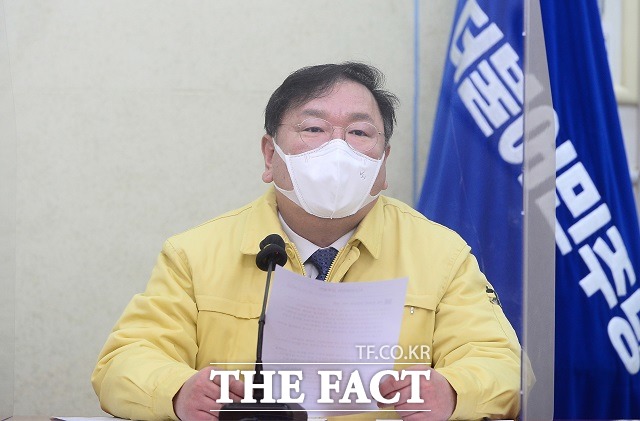 김태년 더불어민주당 원내대표가 11일 최고위원회의에서 권익위원회는 설 명절 농축수산물 선물 가액 사향을 적극 검토해달라고 촉구했다. /남윤호 기자