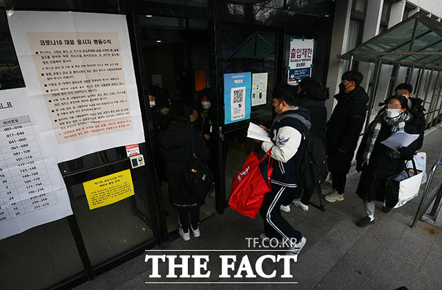 2021년도 제10회 변호사시험이 열리는 5일 오전 서울 서대문구 연세대학교 백양관에 마련된 고사장으로 응시생들이 입실하고 있다./이동률 기자