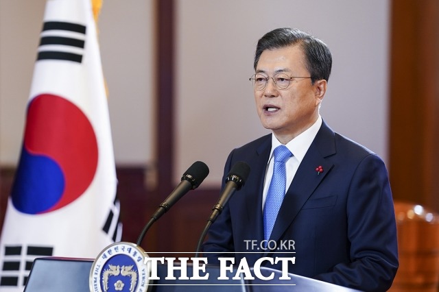 문재인 대통령이 11일 청와대 본관에서 2021년 국정운영 구상과 방향을 국민들께 제시하는 신년사를 발표하고 있다. /청와대 제공