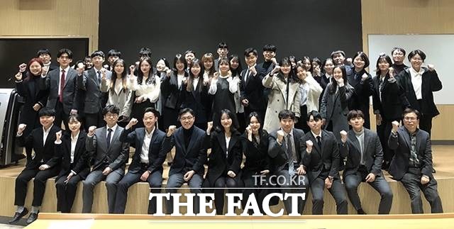 각종 공모전 등을 통해 받은 상금을 후배들을 위해 기부한 건국대 내 지역특화 무역전문가 양성사업단 학생들./건국대 제공