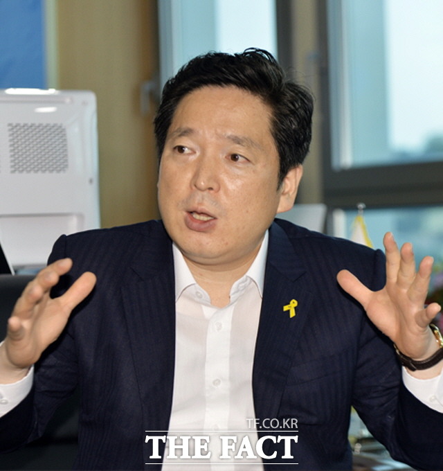 광주 남구청이 새해부터 시각장애인들의 구정 참여기회 확대를 위해 월 1회 점자구보를 발행한다. 사진은 김병내 구청장./남구청 제공