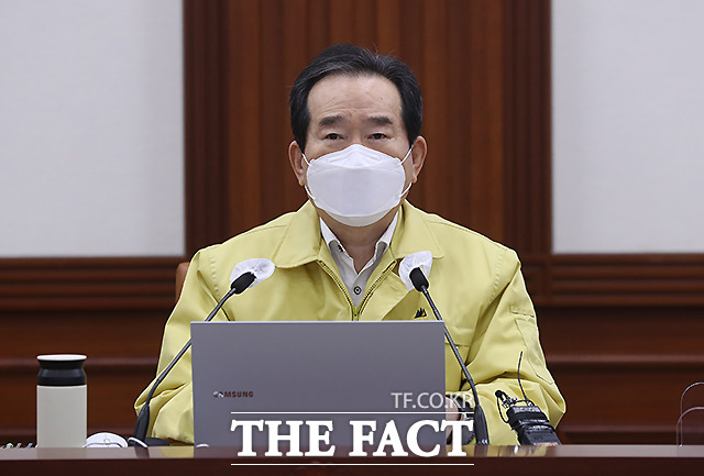 정세균 국무총리는 12일 정부는 국민께서 안심하고 백신을 접종하실 수 있도록 또 다른 플랫폼의 백신을 추가 도입하는 노력을 해왔고, 최근에 상당한 진전이 있었다라며 방심을 경계해야 한다. 추세를 이어 확실한 안정세로 갈 것인가, 아니면 경각심이 흐트러져 재확산의 늪에 빠질 것인가가 바로 이번 주에 결정될 것이라고 당부했다. /뉴시스