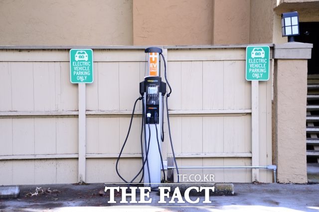 서울시는 시민들의 의견을 반영해 공공시설 및 공영주차장에 전기차 충전기를 설치했다고 밝혔다. 사진은 기사 내용과 무관. /더팩트 DB