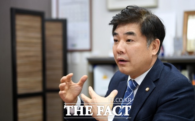 김 의원은 코스피지수가 3000선 돌파한 것과 관련해 나름의 이유가 있다고 설명했다. /임영무 기자