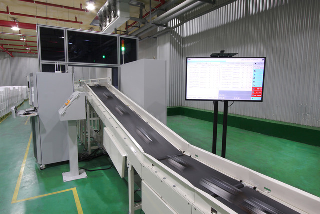 아워홈이 비대면 소비 트렌드에 맞춰 계룡물류센터에 온라인몰 전용 자동화라인을 구축했다고 12일 밝혔다. /아워홈 제공