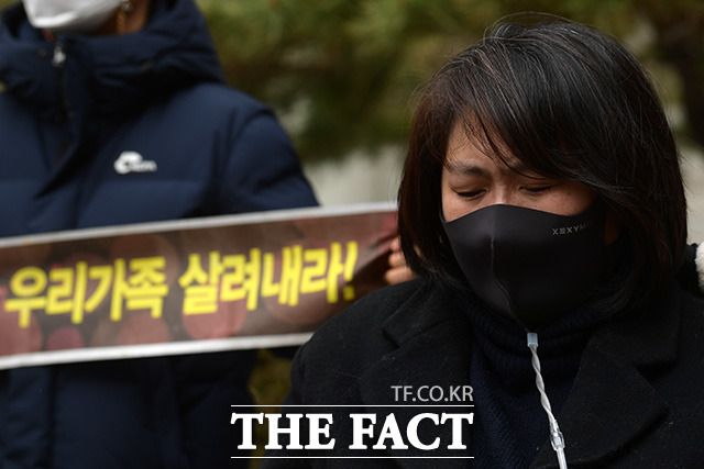 가습기살균제참사 전국네트워크 관계자들 및 피해자들이 12일 오후 서울 서초구 서울중앙지방법원 앞에서 기자회견을 하고 있다./남용희 기자