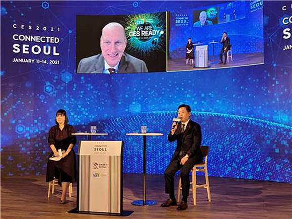 서정협 서울시장 권한대행이 CES 주최사 CTA의 게리 샤피로 회장과 대담을 나누고 있다. /서울시 제공