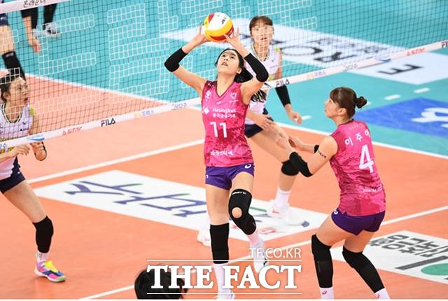 13일(수) 오후 7시에 김천실내체육관에서 열리는 2020-21시즌 V리그 여자부 한국도로공사(홈)-흥국생명(원정)전를 대상으로 한 배구토토 매치 7회차 투표율 중간집계 결과, 참가자들은 원정팀 흥국생명의 완승을 예상하는 것으로 나타났다./KOVO 제공