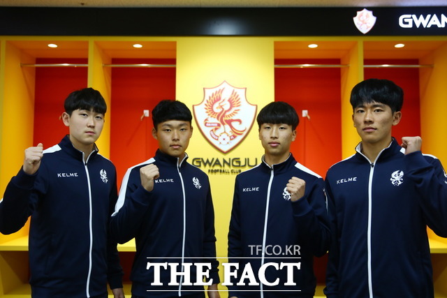 광주FC는 12일 광주 U-18 금호고 출신 장동찬(FW·20·울산대)과 졸업 예정인 엄지성(FW·18), 주영재(FW·18), 신송훈(GK·18)을 콜업했다고 밝혔다. 사진은 광주FC 우선지명 4인방 왼쪽부터 주영재, 신송훈, 엄지성, 장동찬 선수./광주FC 제공