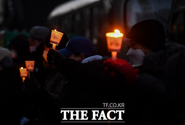 계속되는 차병방역에 촛불을 들고 거리로 나온 실내체육업계 종사자들.