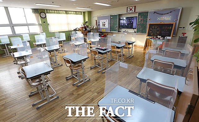 서울우솔초등학교 제 8회 졸업식이 온라인으로 진행 중인 가운데, 학생들이 없는 텅 빈 교실이 보이고 있다.