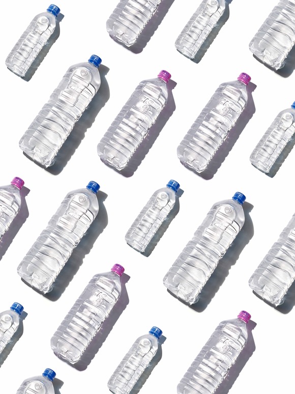 롯데칠성음료가 지난해 출시한 무라벨 생수 아이시스 ECO가 한 해 동안 약 1010만 개가 판매됐다. /롯데칠성음료 제공