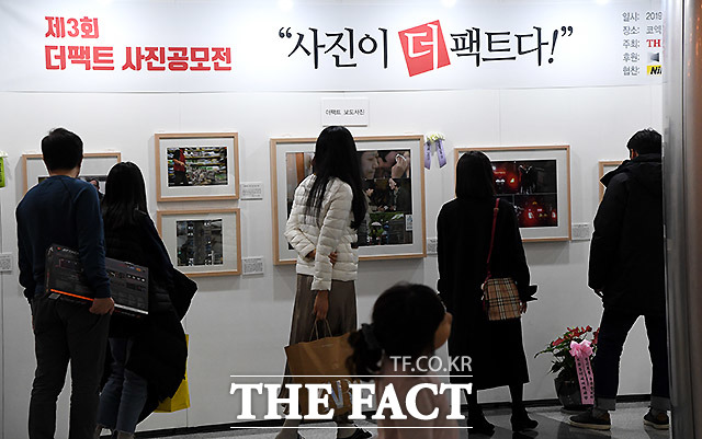 특종에 강한 더팩트의 제4회 사진 공모전 사진이 더 팩트다!의 1차 당선작에 대한 대국민 투표가 진행되고 있다. 사진은 지난해 12월 제3회 더팩트 사진 공모전 사진이 더 팩트다! 전시회에서 시민들이 공모전 수상작들을 보고 있다. /이효균 기자
