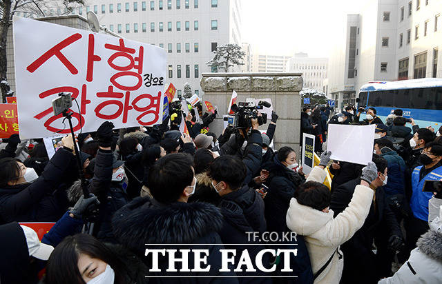 입양한 딸을 수개월 동안 학대해 숨지게 한 정인이 사건의 첫 재판이 열리는 13일 오전 서울 양천구 서울남부지방법원 앞에서 대한아동학대방지협회 회원들과 시민들이 입양 부모의 살인죄 처벌을 촉구하는 피켓 시위를 하고 있다. /이선화 기자