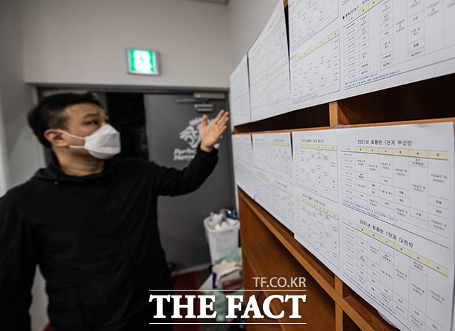 서울 노량진에서 체육 임용 학원을 운영한 김유은 씨가 거리두기 시행 전 계획했던 시간표를 살펴보고 있다.
