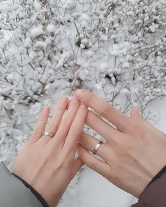 심은진이 자신의 인스타그램에 결혼 소식을 알리며 전승빈과 나눠 낀 커플링 사진을 올렸다. /심은진 인스타그램