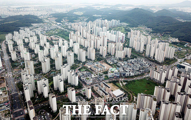 정부와 여당이 이르면 이달 말 서울 주거지역 고밀화와 용도변경을 통해 용적률을 높이는 주택 공급대책을 발표할 계획이다. /더팩트 DB