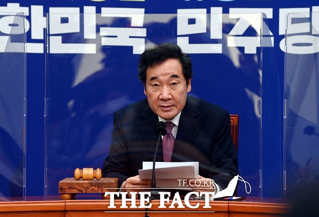 이낙연 더불어민주당 대표는 14일 대법원 확정판결을 받은 박근혜 전 대통령에 대해 국민의 깊은 상처를 헤아리며 국민께 진솔하게 사과해야 옳다고 말했다. 그는 지난 1일 사면론을 제기한 이후 지지층으로부터 거센 반발에 부딪혔다. /이새롬 기자