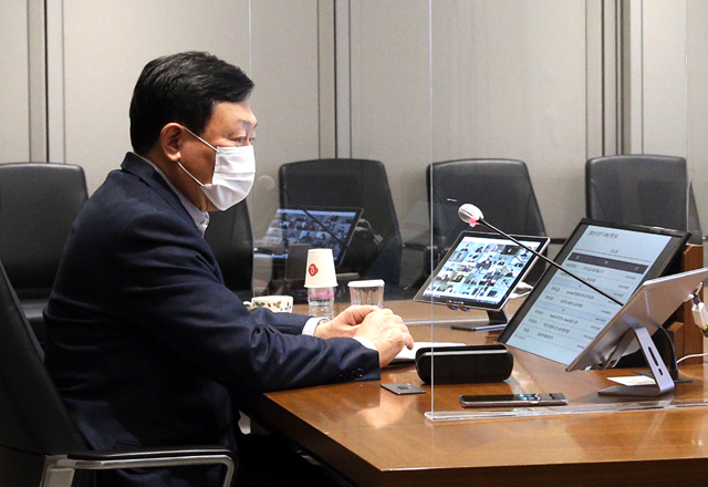 신동빈 롯데그룹 회장이 13일 화상회의 방식으로 진행된 2021 상반기 롯데 VCM에 참여하고 있다. /롯데그룹 제공