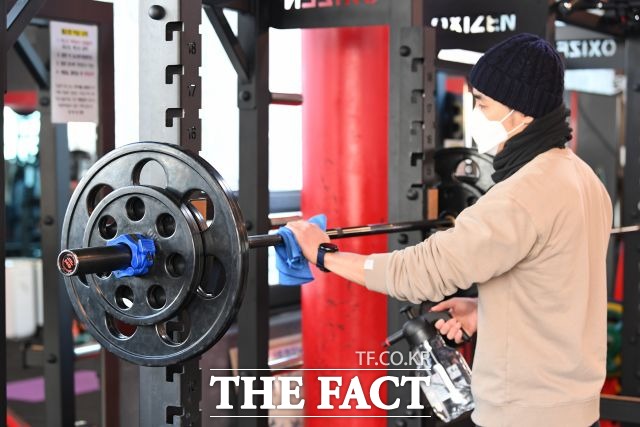 질병관리청은 코로나 확진자 감소세가 이어지고 있지만 여전히 긴장을 늦출 수 없다며 거리두기 수준을 유지해야 한다는 입장을 보인 가운데 생계곤란을 호소하는 소상공인·자영업자를 고려해 일부 다중이용시설에 집합 금지를 완화할 예정이라고 밝혔다. /임세준 기자