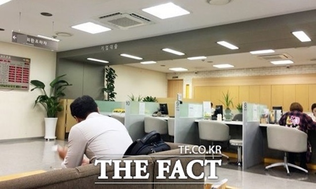 한국은행이 14일 발표한 2020년 12월중 금융시장 동향에 따르면 지난해 12월말 은행 가계대출 잔액은 988조8000억 원으로 집계됐다. /더팩트 DB