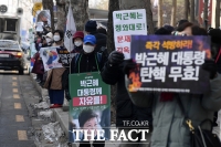 [TF사진관] '박근혜 대통령을 석방하라!'…석방 촉구하는 지지자들