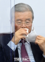 [TF포토] 목 축이는 김종인 위원장