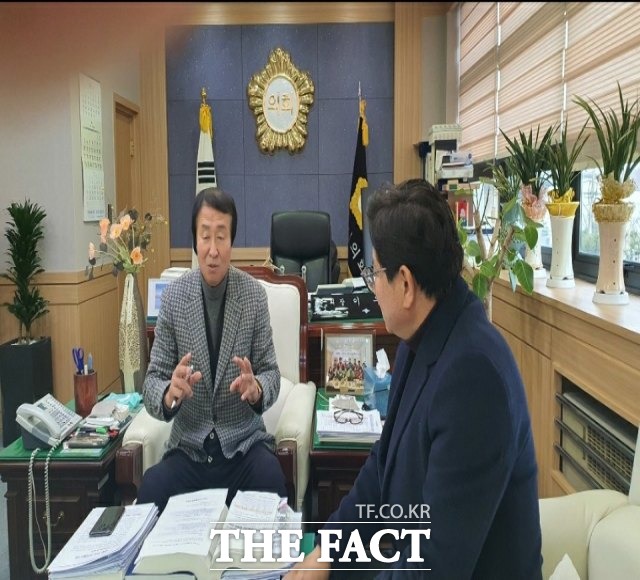 이우청 김천시의회 의장이 더팩트와 인터뷰를 하고 있다/김천 김서업 기자